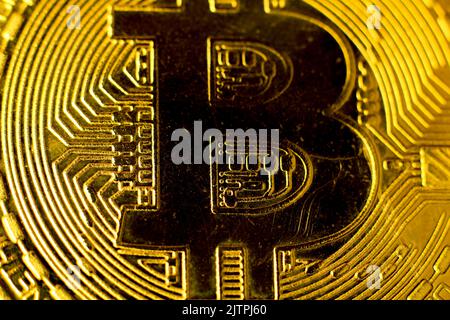 Macro gros plan photographie d'or bitcoin sur fond noir. Banque D'Images