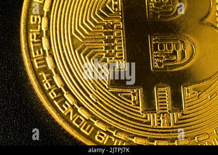 Macro gros plan photographie d'or bitcoin sur fond noir. Banque D'Images