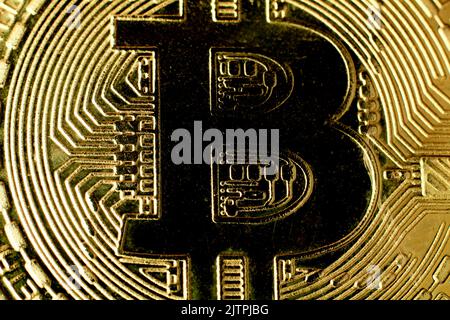 Macro gros plan photographie d'or bitcoin sur fond noir. Banque D'Images