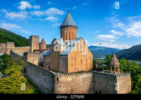 Vue aérienne du complexe de la forteresse d'Ananuri en Géorgie. Banque D'Images