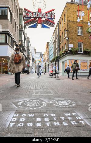 UTILISATION ÉDITORIALE SEULEMENT des graffiti à la craie solubles sur le trottoir à Londres en prévision de la « Conférence des gens », un événement de durabilité organisé par PUMA mardi 6 septembre, axé sur l'amélioration des processus et pratiques écologiques dans l'industrie de la mode. Date de la photo: Jeudi 1 septembre 2022. Banque D'Images