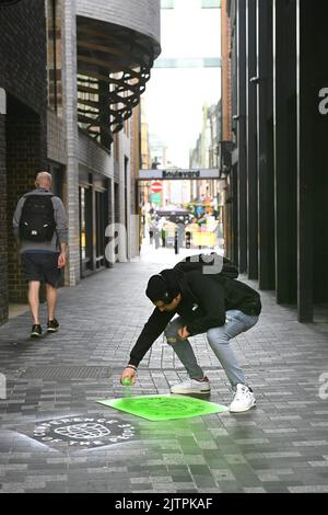 UTILISATION ÉDITORIALE SEULEMENT des graffiti à la craie solubles sur le trottoir à Londres en prévision de la « Conférence des gens », un événement de durabilité organisé par PUMA mardi 6 septembre, axé sur l'amélioration des processus et pratiques écologiques dans l'industrie de la mode. Date de la photo: Jeudi 1 septembre 2022. Banque D'Images