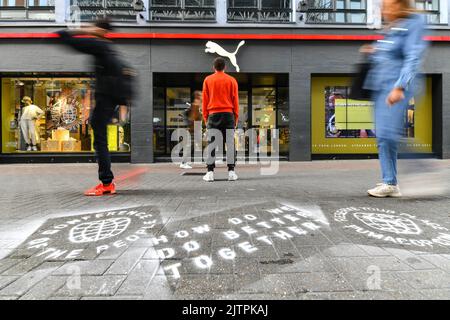 UTILISATION ÉDITORIALE SEULEMENT des graffiti à la craie solubles sur le trottoir à Londres en prévision de la « Conférence des gens », un événement de durabilité organisé par PUMA mardi 6 septembre, axé sur l'amélioration des processus et pratiques écologiques dans l'industrie de la mode. Date de la photo: Jeudi 1 septembre 2022. Banque D'Images