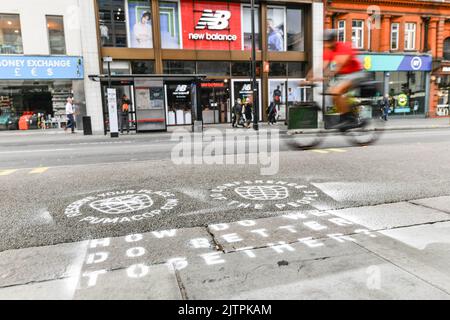 UTILISATION ÉDITORIALE SEULEMENT des graffiti à la craie solubles sur le trottoir à Londres en prévision de la « Conférence des gens », un événement de durabilité organisé par PUMA mardi 6 septembre, axé sur l'amélioration des processus et pratiques écologiques dans l'industrie de la mode. Date de la photo: Jeudi 1 septembre 2022. Banque D'Images