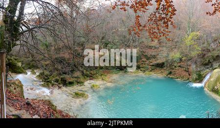 Eau turquoise à la source du Parc naturel de la rivière Uderra Urbasa-Andia, Baquedano, Navarre, Espagne, Europe. Banque D'Images