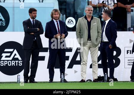 Andrea Agnelli Président de Juventus FC (L), Pavel Nedved Vice-président de Juventus (C) et Maurizio Arrivabene CEO de Juventus FC (R) regardent pendant la série Un match entre Juventus FC et Spezia Calcio au stade Allianz de 31 août 2022 à Turin, Italie . Banque D'Images