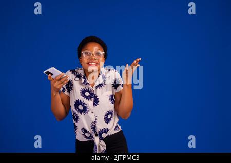 Portrait d'une femme blonde heureuse souriant et utilisant un téléphone portable Banque D'Images