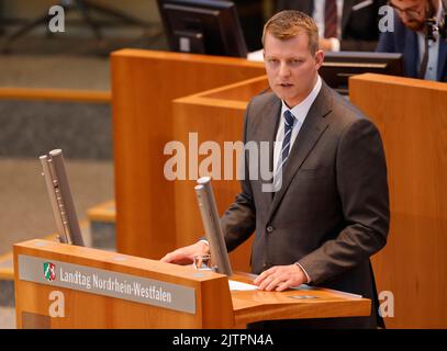 Düsseldorf, Allemagne. 01st septembre 2022. Henning Höne, président du groupe parlementaire d'Etat du FDP, s'exprime au Parlement d'Etat. Le sujet de la session du Parlement d'État est les réactions à la déclaration du ministre Wüst. En outre, une large majorité parlementaire de CDU, SPD, Verts et FDP veut demander au gouvernement de l'État de rechercher une région partenaire en Ukraine pour l'État. Credit: Thomas Banneyer/dpa/Alay Live News Banque D'Images