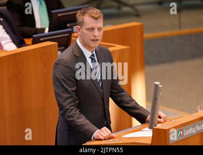 Düsseldorf, Allemagne. 01st septembre 2022. Henning Höne, président du groupe parlementaire d'Etat du FDP, s'exprime au Parlement d'Etat. Le sujet de la session du Parlement d'État est les réactions à la déclaration du ministre Wüst. En outre, une large majorité parlementaire de CDU, SPD, Verts et FDP veut demander au gouvernement de l'État de rechercher une région partenaire en Ukraine pour l'État. Credit: Thomas Banneyer/dpa/Alay Live News Banque D'Images