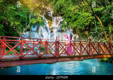 Tourist prend une photo devant les cascades de Tat Kuang si. Banque D'Images