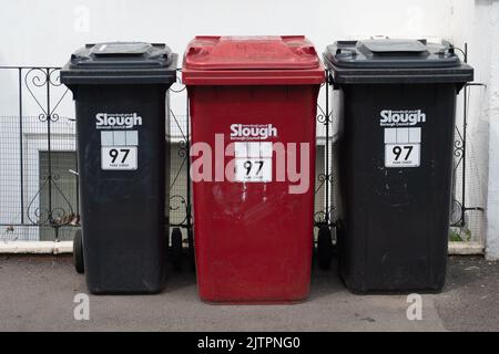 Slough, Berkshire, Royaume-Uni. 1st septembre 2022. Poubelles en attente de vidage à Slough. Les habitants de Slough, Berkshire, ont actuellement leurs poubelles vidées chaque semaine, mais il y a des inquiétudes que cela passe à un service bimensuel. Slough a déjà de terribles problèmes avec les résidents volent des meubles de pourboire et des ordures dans les rues. La ville voisine de Windsor s'est déplacée vers un service bimensuel pour les déchets ménagers il y a près d'un an. Crédit : Maureen McLean/Alay Live News Banque D'Images