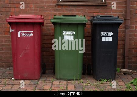 Slough, Berkshire, Royaume-Uni. 1st septembre 2022. Poubelles en attente de vidage à Slough. Les habitants de Slough, Berkshire, ont actuellement leurs poubelles vidées chaque semaine, mais il y a des inquiétudes que cela passe à un service bimensuel. Slough a déjà de terribles problèmes avec les résidents volent des meubles de pourboire et des ordures dans les rues. La ville voisine de Windsor s'est déplacée vers un service bimensuel pour les déchets ménagers il y a près d'un an. Crédit : Maureen McLean/Alay Live News Banque D'Images