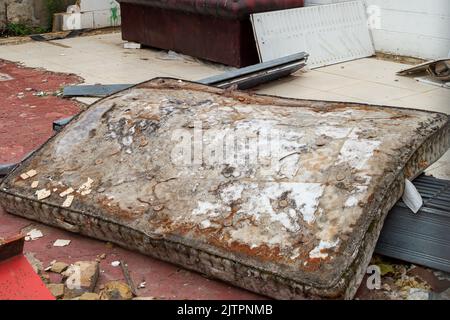 Slough, Berkshire, Royaume-Uni. 1st septembre 2022. Un avion de déchets a été laissé sur un ancien site d'affaires à Slough. Les habitants de Slough, Berkshire, ont actuellement leurs poubelles vidées chaque semaine, mais il y a des inquiétudes que cela passe à un service bimensuel. Slough a déjà de terribles problèmes avec les résidents volent des meubles de pourboire et des ordures dans les rues. La ville voisine de Windsor s'est déplacée vers un service bimensuel pour les déchets ménagers il y a près d'un an. Crédit : Maureen McLean/Alay Live News Banque D'Images