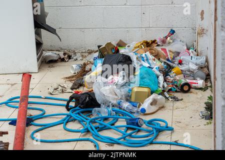 Slough, Berkshire, Royaume-Uni. 1st septembre 2022. Un avion de déchets a été laissé sur un ancien site d'affaires à Slough. Les habitants de Slough, Berkshire, ont actuellement leurs poubelles vidées chaque semaine, mais il y a des inquiétudes que cela passe à un service bimensuel. Slough a déjà de terribles problèmes avec les résidents volent des meubles de pourboire et des ordures dans les rues. La ville voisine de Windsor s'est déplacée vers un service bimensuel pour les déchets ménagers il y a près d'un an. Crédit : Maureen McLean/Alay Live News Banque D'Images