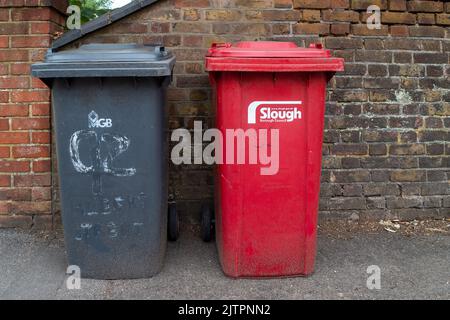 Slough, Berkshire, Royaume-Uni. 1st septembre 2022. Poubelles en attente de vidage à Slough. Les habitants de Slough, Berkshire, ont actuellement leurs poubelles vidées chaque semaine, mais il y a des inquiétudes que cela passe à un service bimensuel. Slough a déjà de terribles problèmes avec les résidents volent des meubles de pourboire et des ordures dans les rues. La ville voisine de Windsor s'est déplacée vers un service bimensuel pour les déchets ménagers il y a près d'un an. Crédit : Maureen McLean/Alay Live News Banque D'Images