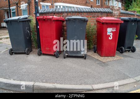 Slough, Berkshire, Royaume-Uni. 1st septembre 2022. Poubelles en attente de vidage à Slough. Les habitants de Slough, Berkshire, ont actuellement leurs poubelles vidées chaque semaine, mais il y a des inquiétudes que cela passe à un service bimensuel. Slough a déjà de terribles problèmes avec les résidents volent des meubles de pourboire et des ordures dans les rues. La ville voisine de Windsor s'est déplacée vers un service bimensuel pour les déchets ménagers il y a près d'un an. Crédit : Maureen McLean/Alay Live News Banque D'Images