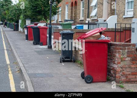 Slough, Berkshire, Royaume-Uni. 1st septembre 2022. Poubelles en attente de vidage à Slough. Les habitants de Slough, Berkshire, ont actuellement leurs poubelles vidées chaque semaine, mais il y a des inquiétudes que cela passe à un service bimensuel. Slough a déjà de terribles problèmes avec les résidents volent des meubles de pourboire et des ordures dans les rues. La ville voisine de Windsor s'est déplacée vers un service bimensuel pour les déchets ménagers il y a près d'un an. Crédit : Maureen McLean/Alay Live News Banque D'Images