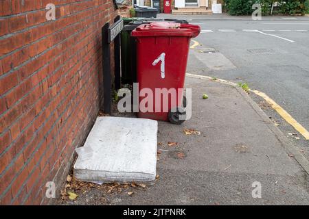 Slough, Berkshire, Royaume-Uni. 1st septembre 2022. Poubelles en attente de vidage à Slough. Les habitants de Slough, Berkshire, ont actuellement leurs poubelles vidées chaque semaine, mais il y a des inquiétudes que cela passe à un service bimensuel. Slough a déjà de terribles problèmes avec les résidents volent des meubles de pourboire et des ordures dans les rues. La ville voisine de Windsor s'est déplacée vers un service bimensuel pour les déchets ménagers il y a près d'un an. Crédit : Maureen McLean/Alay Live News Banque D'Images