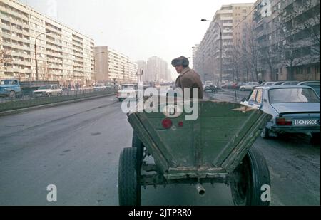 Bucarest, Roumanie, janvier 1990. Chariot rudimentaire tiré par des chevaux dans les rues sales de la capitale, quelques semaines après la révolution anticommuniste. Banque D'Images