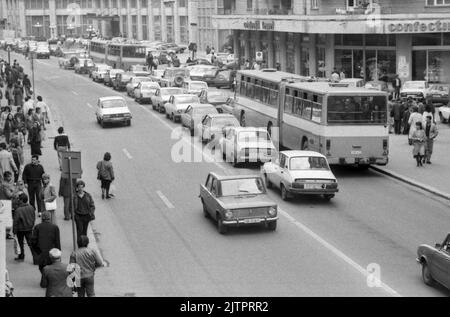 Bucarest, Roumanie, avril 1990. Gens et véhicules sur Calea Victoriei, célèbre avenue de la vieille ville, quelques mois après la révolution anticommuniste de décembre 1989. Banque D'Images