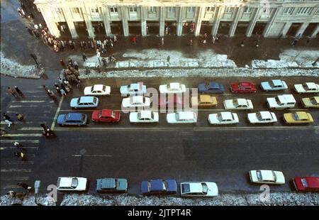 Bucarest, Roumanie, janvier 1990. Véhicules en circulation sur la place Romana. Banque D'Images