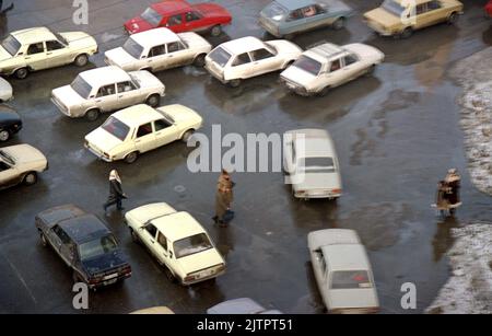 Bucarest, Roumanie, janvier 1990. Véhicules en circulation sur la place Romana. Banque D'Images