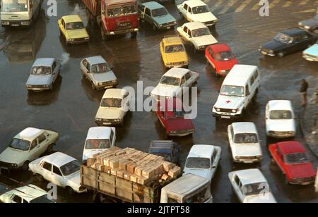 Bucarest, Roumanie, janvier 1990. Véhicules en circulation sur la place Romana. Banque D'Images
