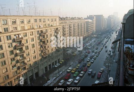 Bucarest, Roumanie, janvier 1990. Immeubles d'appartements le long du boulevard GHe. Magheru sur la place Romana. Banque D'Images