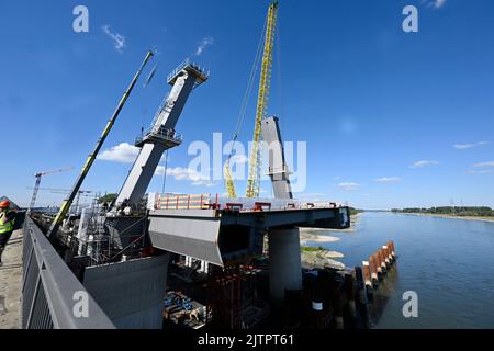 Düsseldorf, Allemagne. 01st septembre 2022. Vue de la section de construction sur la rive gauche du Rhin pour le nouveau pont autoroutier à Leverkusen, où les pylônes de la structure de support de câbles ont été érigés jeudi. La structure du câble sécurise plus tard la construction au-dessus de l'eau. Credit: Roberto Pfeil/dpa/Alay Live News Banque D'Images