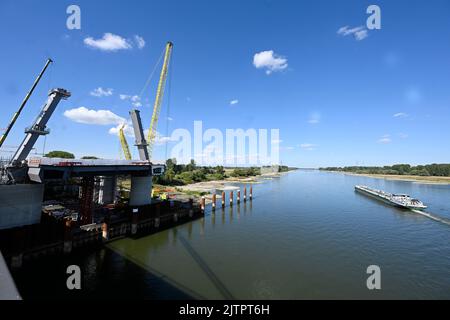 Düsseldorf, Allemagne. 01st septembre 2022. Vue de la section de construction sur la rive gauche du Rhin pour le nouveau pont autoroutier à Leverkusen, où les pylônes de la structure de support de câbles ont été érigés jeudi. La structure du câble sécurise plus tard la construction au-dessus de l'eau. Credit: Roberto Pfeil/dpa/Alay Live News Banque D'Images