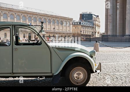 Vieux 2 cv garés en face du Panthéon à Paris Banque D'Images