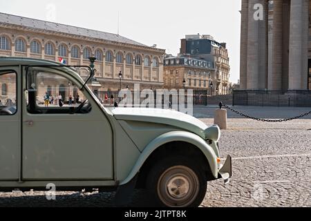 Vieux 2 cv garés en face du Panthéon à Paris Banque D'Images