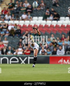 26.8.2022 Leicester, Angleterre. Rugby Union. Freddie Burns of Tigers donne un coup de pied pour toucher pendant le match amical d'avant-saison joué par le jeu Banque D'Images