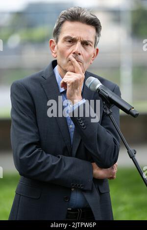 Dresde, Allemagne. 01st septembre 2022. Rolf Mützenich, président du groupe parlementaire SPD, attend les questions des journalistes lors d'une déclaration d'ouverture sur la réunion privée du groupe parlementaire SPD. Le 1 septembre et le 2 2022, le groupe parlementaire des sociaux-démocrates se réunira régulièrement à huis clos dans la capitale de l'État. Credit: Sebastian Kahnert/dpa/Alay Live News Banque D'Images