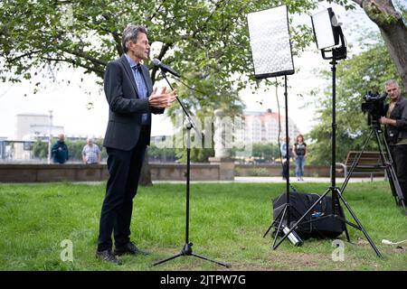 Dresde, Allemagne. 01st septembre 2022. Rolf Mützenich, président du groupe parlementaire SPD, prend la parole lors d'une déclaration d'ouverture pour la réunion privée du groupe parlementaire SPD. Le 1 septembre et le 2 2022, le groupe parlementaire des sociaux-démocrates se réunira régulièrement à huis clos dans la capitale de l'État. Credit: Sebastian Kahnert/dpa/Alay Live News Banque D'Images