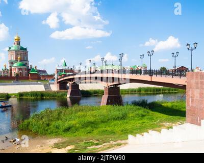 Yoshkar-Ola, Russie - 24 août 2022 : pont de Voskresenskiy traversant la rivière Malaya Kokshaga au centre de la ville de Yoshkar-Ola et vue sur la cathédrale de la Ré Banque D'Images