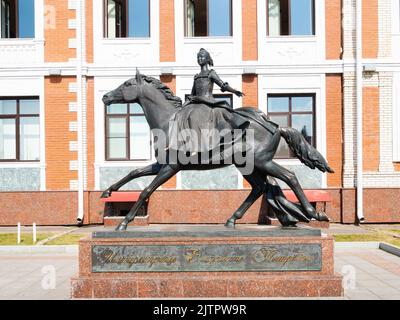 Yoshkar-Ola, Russie - 24 août 2022: Monument à l'impératrice Elizabeth Petrovna près de l'école nationale d'embarquement sur le quai de Bruges à Yoshkar-Ola. Etat Banque D'Images