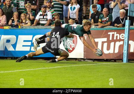 26.8.2022 Leicester, Angleterre. Rugby Union. L'aile des Tigres Harry Potter marque le troisième de ses trois essais à la sixième minute de la Banque D'Images