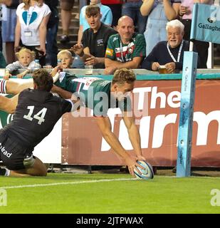 26.8.2022 Leicester, Angleterre. Rugby Union. L'aile des Tigres Harry Potter marque le troisième de ses trois essais à la sixième minute de la Banque D'Images