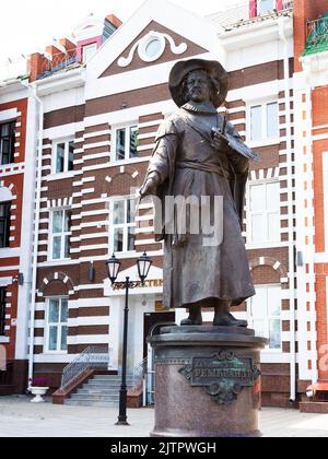 Yoshkar-Ola, Russie - 24 août 2022: Monument à l'artiste hollandais Rembrandt près de la maison de l'acteur sur le remblai d'Amsterdam dans la ville de Yoshkar-Ola. Statue était u Banque D'Images