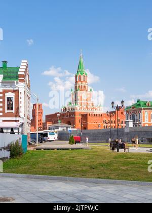 Yoshkar-Ola, Russie - 24 août 2022 : vue sur la Tour d'Annonciation depuis le remblai de Voskresenskaya dans la ville de Yoshkar-Ola le jour d'été ensoleillé Banque D'Images