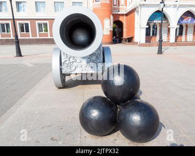 Yoshkar-Ola, Russie - 24 août 2022: Vue de face d'une copie du canon tsar de Moscou sur la Prospekt Leninsky dans la ville de Yoshkar-Ola. Le pistolet est moulé en 1:2 sca Banque D'Images