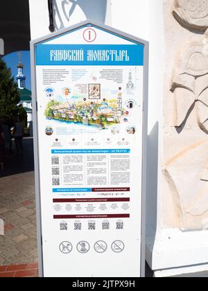 Zelenodolsk, Russie - 25 août 2022 : stand extérieur avec plan du monastère de Raifa Bogoroditsky. C'est le plus grand monastère masculin actif de Kazan d Banque D'Images