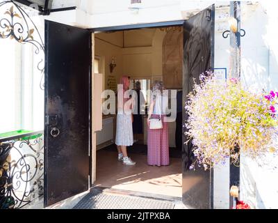 Zelenodolsk, Russie - 25 août 2022 : les visiteurs de la chapelle attendent la distribution de l'eau de source consacrée dans le monastère de Raifa Bogoroditsky. C'est le Banque D'Images