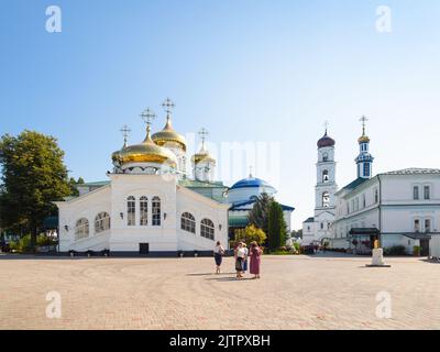 Zelenodolsk, Russie - 25 août 2022 : visiteurs dans la cour si le monastère de Raifa Bogoroditsky. C'est le plus grand monastère masculin actif du diocèse de Kazan Banque D'Images