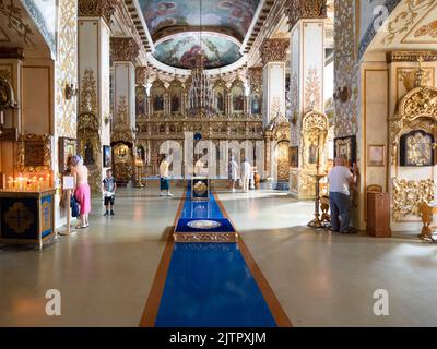 Zelenodolsk, Russie - 25 août 2022 : intérieur de l'église consacrée en l'honneur de l'icône géorgienne de la mère de Dieu dans le monastère de Raifa Bogoroditsky Banque D'Images