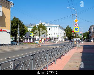 Yoshkar-Ola, 26 août 2022: Carrefour boulevard Chavaina et rue Sovetskaya dans la ville de Yoshkar-Ola en été. Rue soviétique (ancien Pokrovskaya) une Banque D'Images