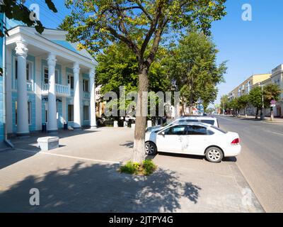 Yoshkar-Ola, 26 août 2022 : ancien manoir de la rue Sovetskaya dans la ville de Yoshkar-Ola en été. Rue soviétique (ancienne Pokrovskaya) une des anciennes s principales Banque D'Images