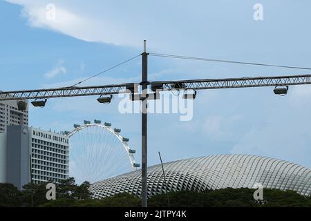 Singapour, Singapour. 01st septembre 2022. Les feux sont utilisés pour éclairer le circuit de course alors que les préparatifs ont lieu avant le Grand Prix de Singapour de Formule 1 2022. Singapour se prépare à accueillir des événements de classe mondiale après la pandémie COVID-19 et les billets pour l'événement à venir ont dépassé 2019 et devraient être les plus grands participants depuis la première édition de 2008. Le Grand Prix de Singapour a été annulé en 2020 et 2021 et se déroulera cette année de 30 septembre à 2 octobre. Crédit : SOPA Images Limited/Alamy Live News Banque D'Images