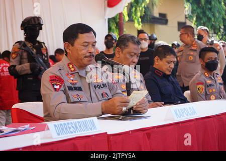 Makassar, Sulawesi du Sud, Indonésie. 1st septembre 2022. La police régionale de Sulawesi du Sud a découvert des affaires criminelles pendant trois semaines dans le cadre d'une opération appelée OperASI SIKAT qui s'est tenue dans la ville de Makassar, Gowa Regency et Maros Regency. Des dizaines de suspects et de preuves ont été obtenus et présentés lors d'une conférence de presse tenue mercredi au quartier général de la police de Sulawesi Sud, à 1 septembre 2022. Les cas révélés étaient le vol qualifié, le vol et les crimes de voies de fait au moyen de flèches. (Credit image: © Herwin Bahar/Pacific Press via ZUMA Press Wire) Banque D'Images